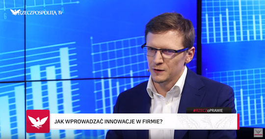 Marcin Kleina udzielający wywiadu dla Rzeczpospolita TV